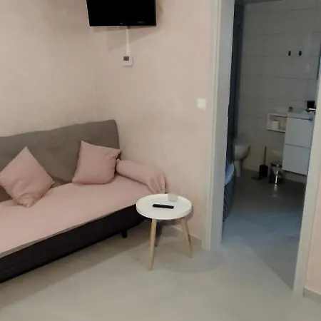 Mini Wellness Studio-near The Airport Апартаменты
